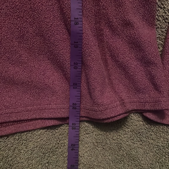 Medium north face fleece, that fits like a small petite - Picture 5 of 5